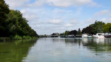 Reims, Paris, Fransa, doğusunda bir kasaba kanalda Aisne Marne için bağlama bir kanal olduğunu. Kanal kıyısında yürümek mümkündür. 