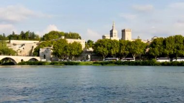 Avignon Rhone Nehri'nin bankalardan Panorama. Papalık Sarayı bir Unesco Dünya Miras Alanı sınıflandırıldı. Avignon güney doğusunda Fransa eski bir şehir olduğunu.
