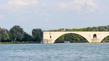 Panorama Avignon ünlü ortaçağ köprü. Rhone nehirdir. Avignon güney doğusunda Fransa eski bir şehirdir.