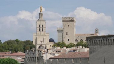 Zaman atlamalı Papalık Sarayı, Avignon, Güney Fransa yer alan tarihi bir Sarayı. Avrupa'nın en büyük ve en önemli ortaçağ Gotik binalar biridir. Bulutlar arkasında hareket ediyor.