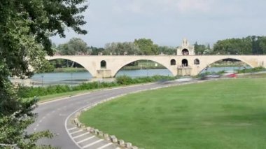 Zaman atlamalı Avignon, Fransa. Pont d'Avignon kentin ünlü bir ortaçağ köprüdür. Otomobil köprünün arkın altından geçiyor. Köprü aynı zamanda 