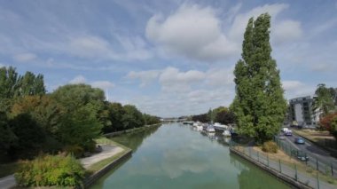 Zaman atlamalı bir kanal. Reims, bir şehir Doğu Paris, Fransa, işte Aisne Marne için bağlama bir kanal. Kanal kıyısında yürümek mümkündür. Bulutlar gökyüzünde geçiyor.