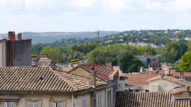 查看在法国南部的阿维尼翁古城和它的屋顶 Rhne 河左岸沃克吕斯系的一个公社 — 图库视频影像