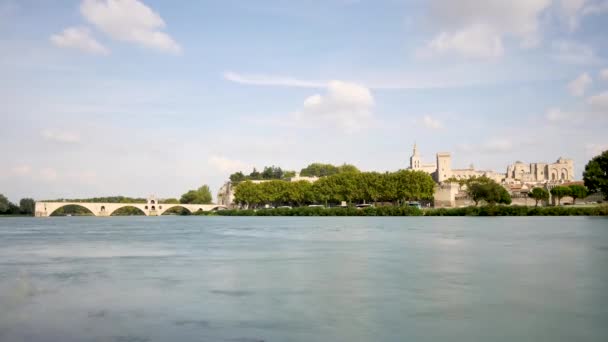 南フランスの都市アヴィニョンの時間経過 橋の横にある教皇の宮殿は この旧市街で両方の有名な中世のモニュメント 川はローヌ川です — ストック動画