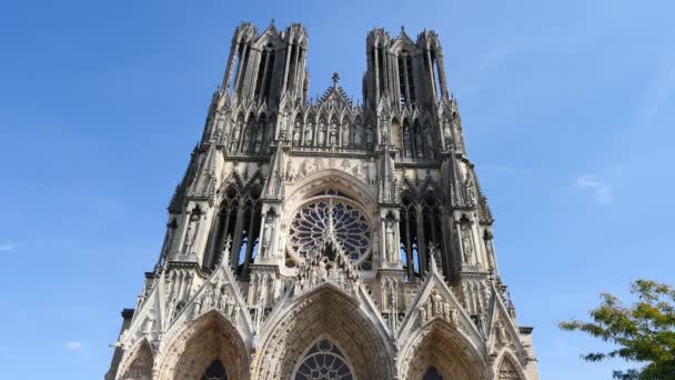 フランス語 ノートルダム ランスは のランスの聖母は 高いゴシック様式で建てられた ランス フランスのローマ カトリック大聖堂です 教会のファサード ランスはフランスの東の北の都市 — ストック動画