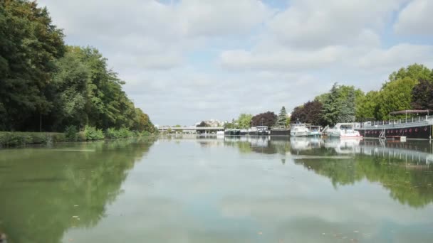 Temps écoulé depuis un canal. A Reims, une ville à l'est de Paris, il y a un canal reliant l'Aisne à la Marne. Sur les rives du canal, il est possible de marcher .