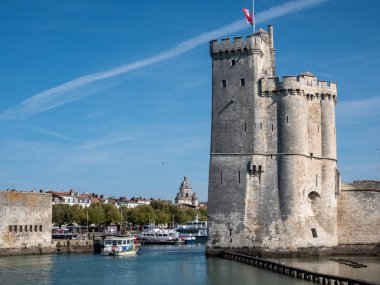 Ünlü kule, La Rochelle, Batı Fransa'da bir şehir. Eski liman girişinde yer alır. La Rochelle Charente-Maritime bölümü başkentidir.