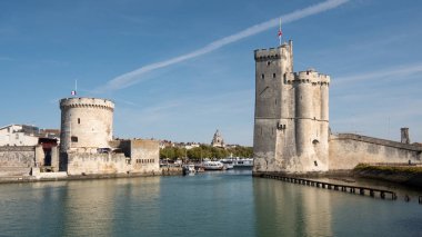 La Rochelle, Batı Fransa'da bir şehir ünlü towers eski liman girişinde yer alır. La Rochelle Charente-Maritime bölümü başkentidir.