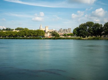 Papalık Sarayı olan iki turistik cazibe Ortaçağ zamanında, Avignon, Güney Fransa inşa. Rhone nehrin karşısına şehir. Yaz aylarında filme.