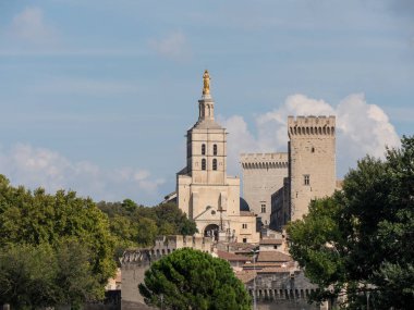 Papalık Sarayı, Avignon, Güney Fransa'da bulunan bir tarihsel. Avrupa'nın en büyük ve en önemli ortaçağ Gotik binalar biridir. Bulutlar arkasında hareket ediyor.