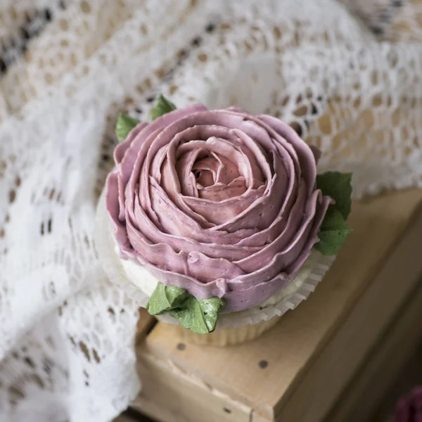 Pasteles decorados con flores de crema — Foto de Stock