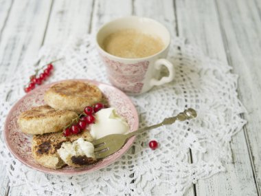 Krep ve kahve ile kahvaltı masası. Süzme peynir çilek ve ekşi krema, siyah kahve ile krep. Tablo üstten görünüm, lezzetli kahvaltı. Kopya alanı