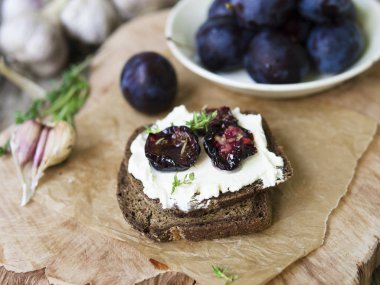 Kurutulmuş erik ve ahşap hizmet yönetim kurulu, seçici odak taze biberiye ile cam kavanoz.