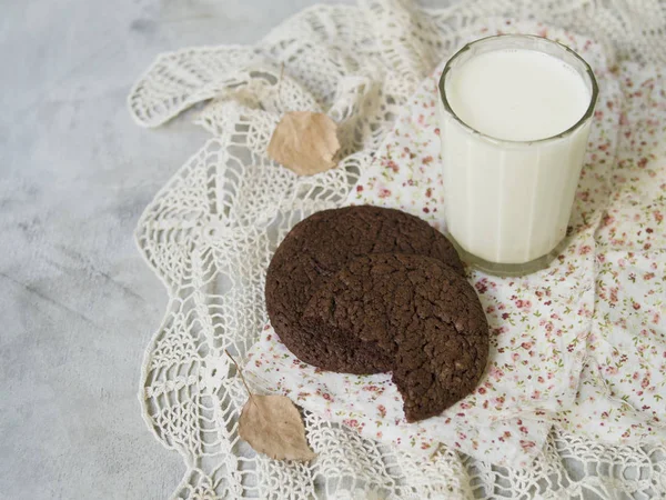 Autumn Theme Background Chocolate Cookies Glass Milk Dry Autumn Leaves — Stock Photo, Image