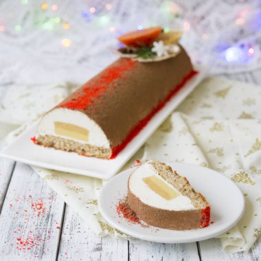 Çikolata yule Noel kek oturum, ayrıca mandalina köpüğü dekore Trabzon hurması, turuncu cips, ahşap arka plan üzerinde yıldız aniseas ile Buche de Noel biliyorum. Festival atmosferi, ruh hali. Yeni yıl