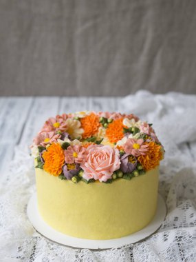 Sarı kremalı pasta buttercream çiçekler - peonies, gül, kasımpatı, scabiosa, karanfil - beyaz ahşap zemin ile dekore edilmiştir. Pasta Doğum günü için. Yakın çekim, alanı Kopyala,