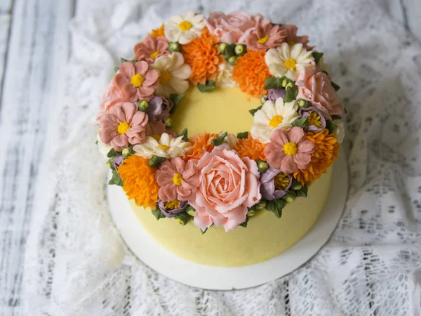 黄色のクリーム ケーキ木製白地 Buttercream 花シャクヤク スカビオサ カーネーション飾られています 誕生日のケーキ クローズ アップ スペースをコピー — ストック写真