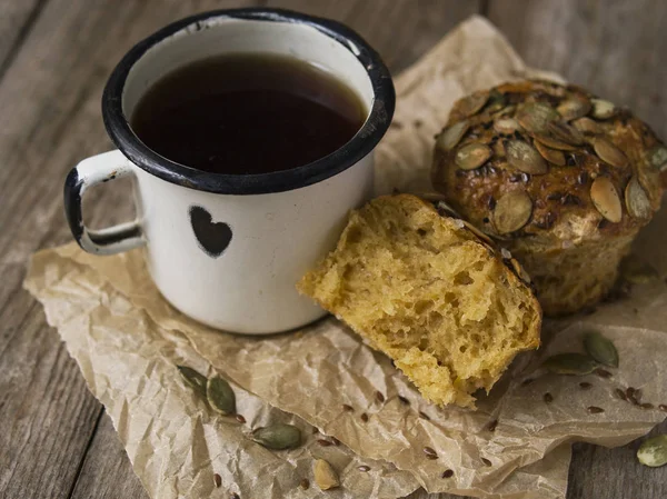 Muffins de citrouille d'automne faits maison avec fromage, paprika et sel de mer prêts à manger avec une tasse de thé en métal sur fond en bois. Espace de copie, gros plan, mise au point sélective — Photo