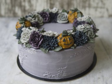 Gri kremalı pasta karanlık buttercream çiçek ve rustik arka plan üzerinde pumpkins ile dekore edilmiştir. Cadılar Bayramı Pastası. Siyah kek. Yakın çekim, alanı Kopyala