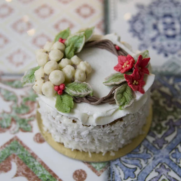 Άσπρο Νέο Έτος Χριστουγεννιάτικο Κέικ Διακοσμημένο Κρέμα Poinsettia Λουλουδιών Κουκουνάρια — Φωτογραφία Αρχείου