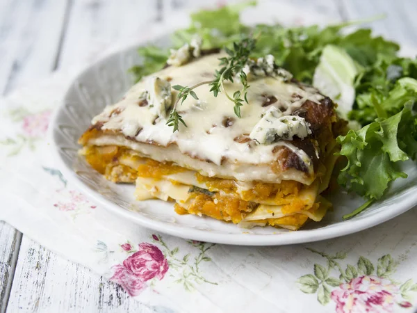 Fetta Lasagne Zucca Spinaci Con Formaggio Blu Insalata Tavolo Legno — Foto Stock