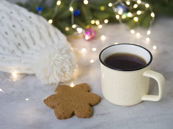 Boże Narodzenie Tło Pierniki Filiżankę Herbaty Przytulny Wieczór Ozdoby Świąteczne — Zdjęcie stockowe