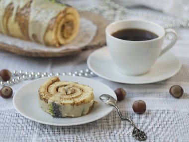 Noel sünger kireç ile ahşap bir yemek üzerinde haşhaş ve karamel ile pasta rulo cu çay. Çikolata yule log kek. Xmas veya yeni yıl tema. Pasta dilimi. yakın, seective odak