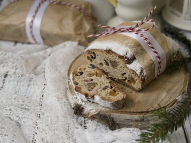Dresden Noel Stollen ile Kuru üzüm, Kuru Kayısı, kurutulmuş kiraz, fındık ve şeker sır şenlikli bir arka plan üzerinde meyve şekerlenmiş. Neşeli Noel tatlı. Kopya alanı, seçici odak