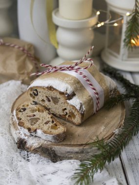 Dresden Noel Stollen ile Kuru üzüm, Kuru Kayısı, kurutulmuş kiraz, fındık ve şeker sır şenlikli bir arka plan üzerinde meyve şekerlenmiş. Neşeli Noel tatlı. Kopya alanı, seçici odak