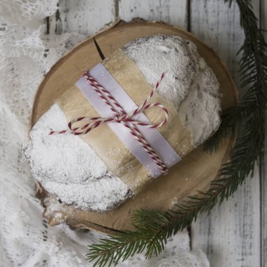 Noel stollen çam çırpı ve mandalina beyaz zemin üzerine. Geleneksel Noel şenlikli pasta, tatlı. Stollen Noel için. Kopyalama alanı, seçici odak, üstten görünüm