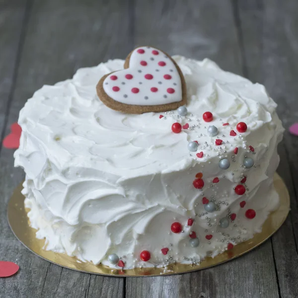 Pastel Blanco Decorado Con Galletas Forma Corazones Aliño Confitería Sobre — Foto de Stock