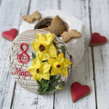 Gingerbread çerezleri dekorlu 8 Mart tatil - sarı nergis, kırmızı kalpler tanımlama bilgisi, kelebekler, Rus 8 Mart - ahşap arka plan üzerinde yazıt tabut. Mart 8. kartı hediye