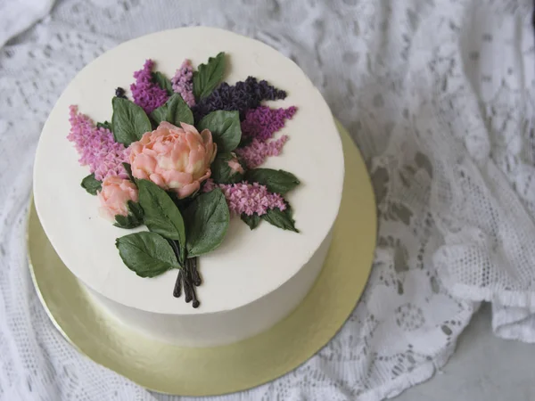 Buttercream çiçek - leylak, peonies - dantel kumaş ahşap zemin üzerine beyaz kremalı pasta süslenmiş. Vintage, retro. Kadınlar günü, 8 Mart, Vaentine'nın günü için hediye. Yakın çekim, alanı Kopyala