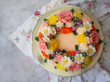 Sarı kremalı pasta buttercream çiçekler - peonies, gül, kasımpatı, karanfil - beyaz ahşap zemin ile dekore edilmiştir. Kart için 8 Mart kadın gün, Sevgililer günü. Kopya alanı, üstten görünüm