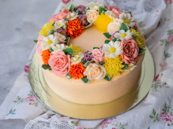 Sarı kremalı pasta buttercream çiçekler - peonies, gül, kasımpatı, karanfil - beyaz ahşap zemin ile dekore edilmiştir. Kart için 8 Mart kadın gün, Sevgililer günü. Uzay kopyalayın, yakın çekim