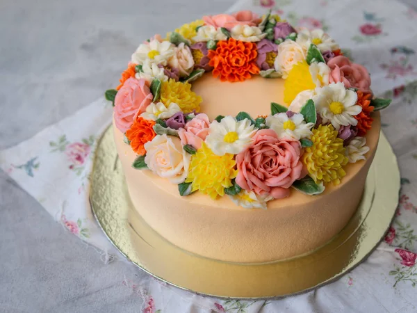 Sarı kremalı pasta buttercream çiçekler - peonies, gül, kasımpatı, karanfil - beyaz ahşap zemin ile dekore edilmiştir. Kart için 8 Mart kadın gün, Sevgililer günü. Uzay kopyalayın, yakın çekim