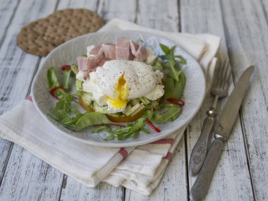 Sağlıklı Kahvaltı, tatlı patates, peynir, avokado, jambon, haşlanmış yumurta ve bütün tahıl ekmeği ile yeşillik. Diyet yemekleri. Kahvaltı ahşap masa lambası beyaz bir tabakta servis. Yakın çekim.