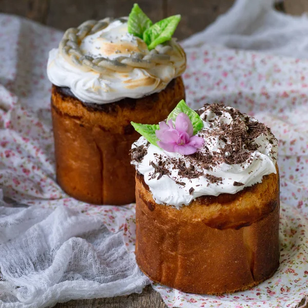 Çiçekler ve badem ezmesi yaprakları çiçek kumaş ahşap zemin üzerine Paskalya kompozisyon Ortodoks tatlı ekmek, kulich ile süslenmiş. Paskalya tatili. Seçici odak, yakın çekim, kopya alanı.