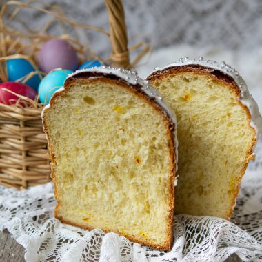 Paskalya Ortodoks tatlı ekmek, kulich ahşap zemin çiçek kumaş üzerine dilim. Retro tarzı. Kahvaltı. Seçici odak, kapatmak, alanı Kopyala.