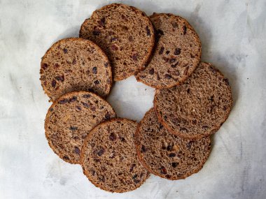 Gri ahşap arka planda çikolata damlaları ve kuru kiraz ile inanılmaz çikolata Paskalya pastası. Yuvarlak dilim pasta. Paskalya konsepti. Seçici odaklama, yakın çekim