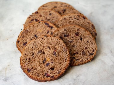 Gri ahşap arka planda çikolata damlaları ve kuru kiraz ile inanılmaz çikolata Paskalya pastası. Yuvarlak dilim pasta. Paskalya konsepti. Seçici odaklama, yakın çekim