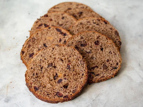 Gri ahşap arka planda çikolata damlaları ve kuru kiraz ile inanılmaz çikolata Paskalya pastası. Yuvarlak dilim pasta. Paskalya konsepti. Seçici odaklama, yakın çekim