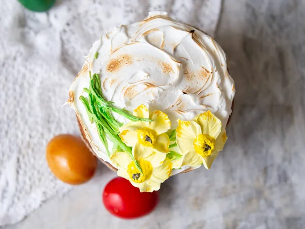 复活节蛋糕库利奇传统的复活节甜面包装饰美人鱼, 黄色水仙花在木灰色背景与蕾丝面料和彩色鸡蛋。复制空间, 顶部视图。节日贺卡. — 图库照片