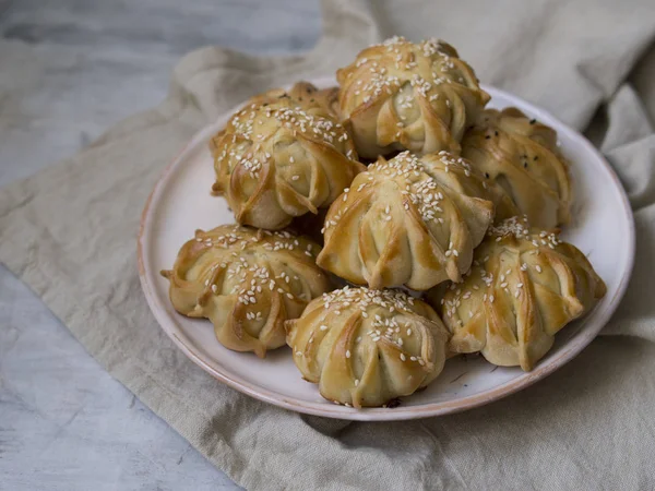 İlginçtir şeklinde taze et mini pasta. Gri arka plan üzerinde tabakta et ile lezzetli samosa turta. Menü, restoran, tarif konsepti. Seçili odak, yakın çekim, kopyalama alanı.