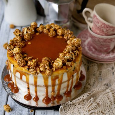 Patlamış mısır ve karamel ile dekore edilmiş içinde tuzlu karamel ve cheesecake ile Havuç kek. Retro tarzı, vintage. Seçilmiş odak, yakın çekim. Doğum günü için pasta.