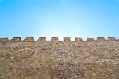 Mavi gökyüzü arkaplanlı eski kale duvarları