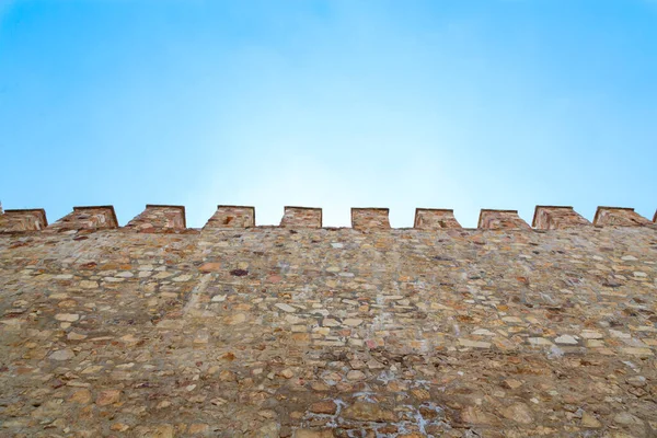 Mavi gökyüzü arkaplanlı eski kale duvarları