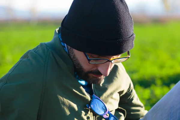 Çayıra bakan genç bir adamın yakın plan portresi..