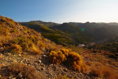 Gün batımında dağın tepesinde huzur dolu bir vadi.