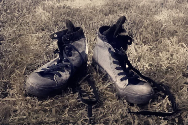 Um par de sapatos vintage na grama — Fotografia de Stock